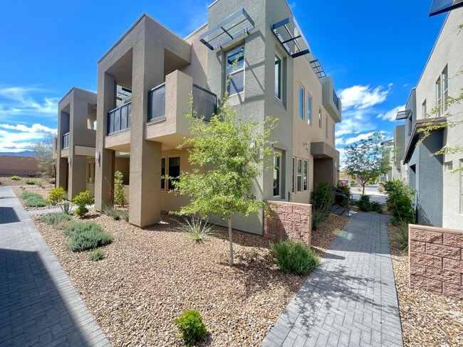 Building Photo - This spectacular 3-bedroom with amazing ci... Rental