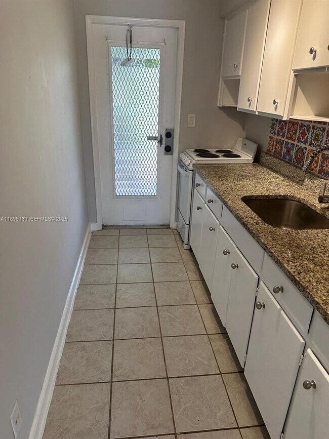 Building Photo - 1708 NE 20th Ave Unit 7