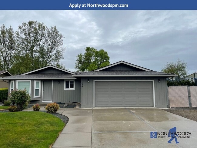Building Photo - Gorgeous Newly Update 3 Bedroom 2 Bath Home in Friendly Central Point