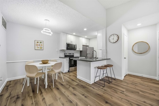 Building Photo - 2121 Hepburn St Unit 1212