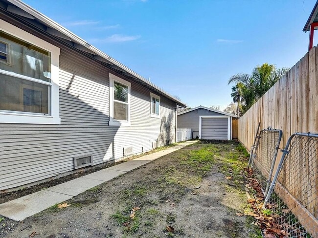 Photo - 367 College St