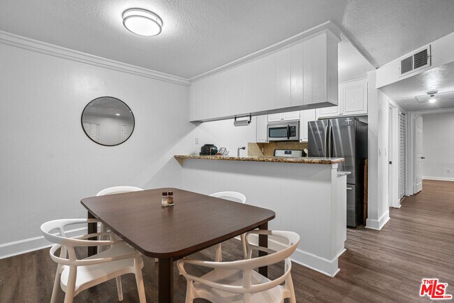 Photo - 7035 Woodley Ave Unidad 105 Rental