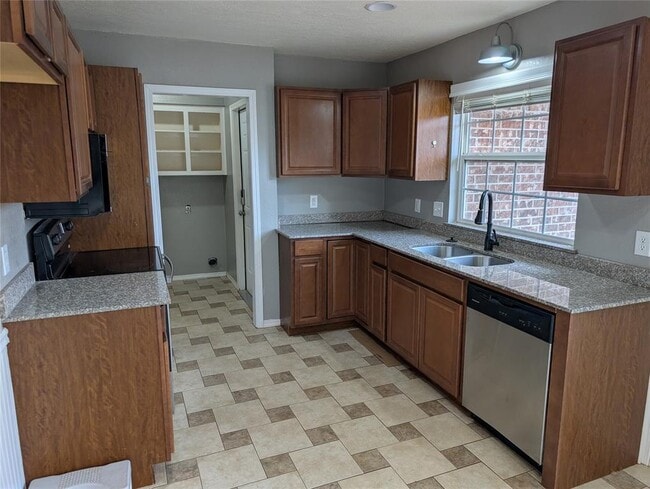 Photo - 16904 Meadow Lake Cir