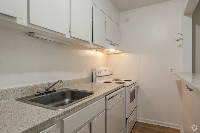 1BR, 1BA - 670SF - Kitchen