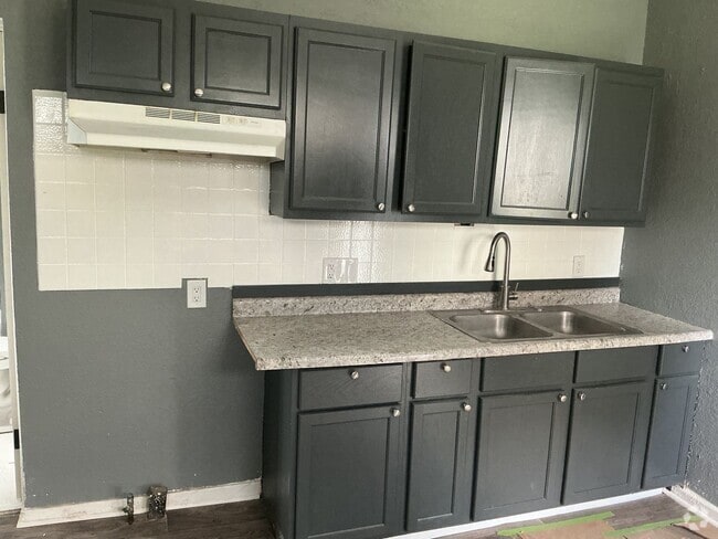Building Photo - 6 bedroom single family home