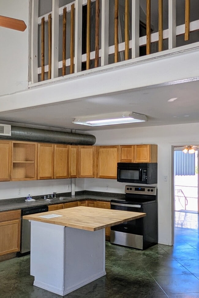 Building Photo - 805 E Avenue C