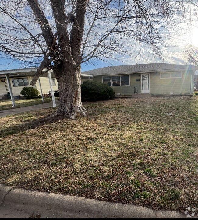 Building Photo - 3 Bedroom, 1 Bathroom House with Carport