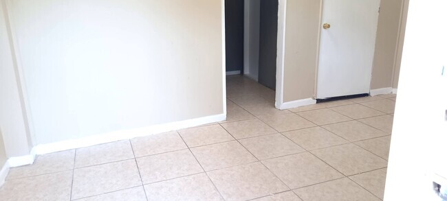 Building Photo - 1130 NW 18th Ct Unit STUDIO Rental