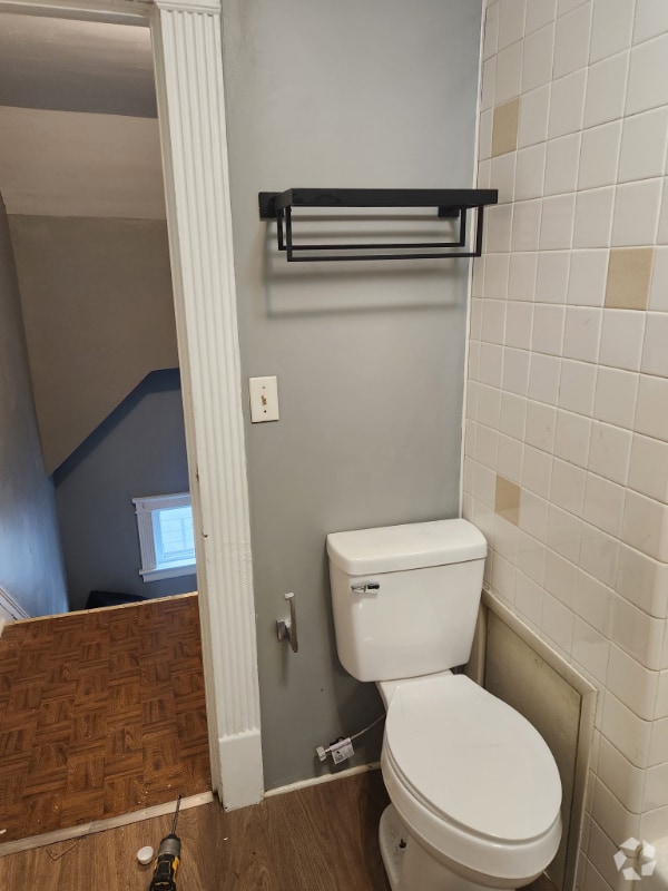 Building Photo - 560 W 17th St Rental