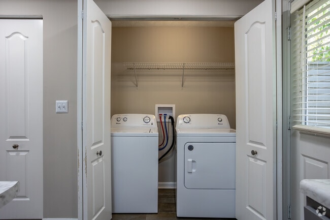 3BR, 2.5BA - 1,125 SF - The Oynx - Laundry