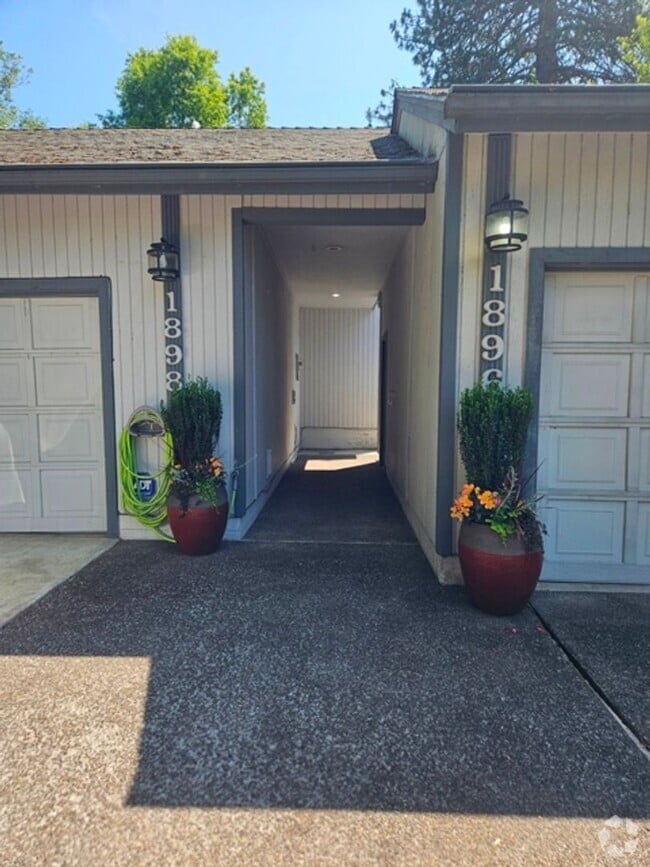 Building Photo - ft.court01 Unit 2b Rental