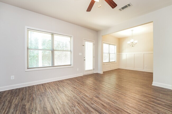 Photo - 905 Justice Dr