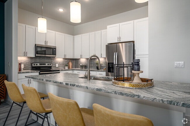 1BR , 1,5BA - 885SF - Charleston at Fannin Station