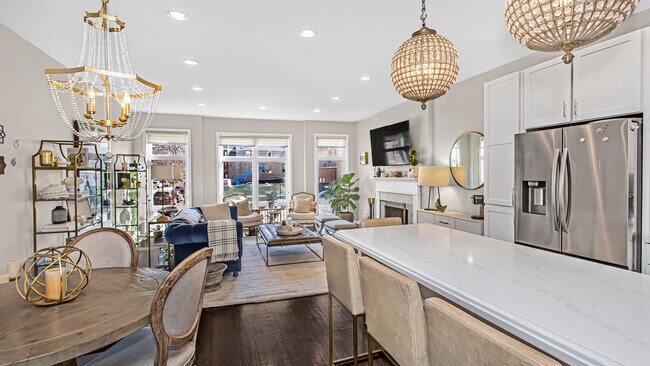 Photo - 1502 N Wood St Unit 001