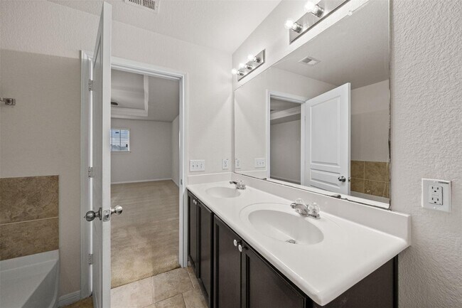 Photo - 19603 Blue Pine Cir