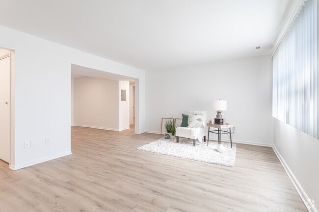 2 BR, 1 BA - The Agave - Sala de estar - ReNew Millbrook Apartment Collection