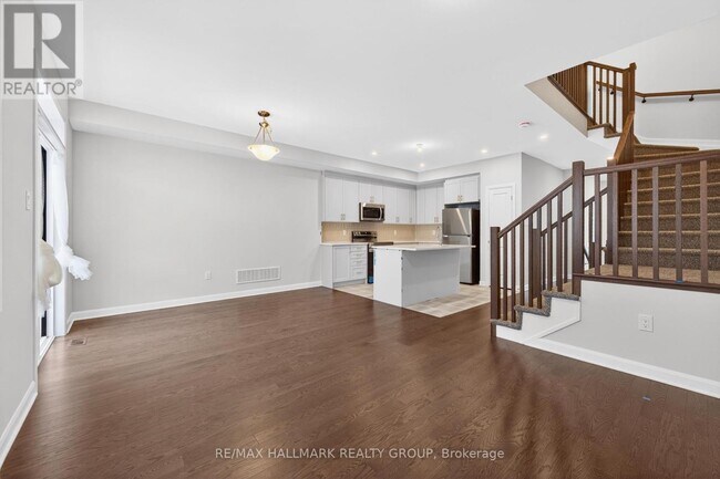 Photo - 887 Eileen Vollick Cres.