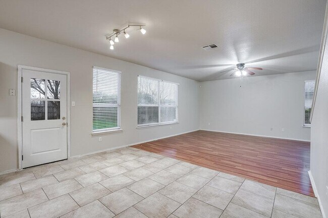 Photo - 201 Creek Ledge Dr