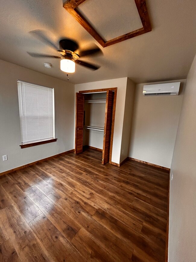 Building Photo - 223 N Hickory St