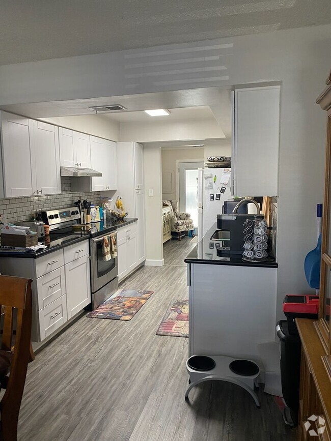Building Photo - Spacious Townhouse