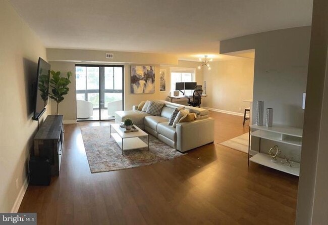 Photo - 8340 Greensboro Dr Unit 518