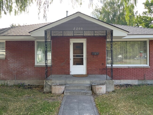 Building Photo - 2200 S Lee Ave