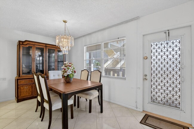 Photo - 2035 Ainslie C