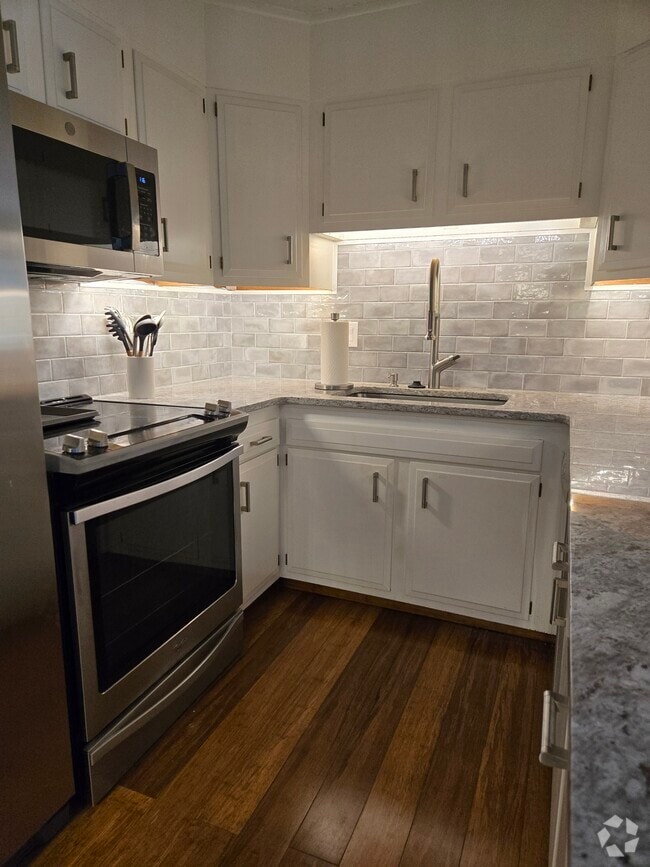 Building Photo - 31 Hamlin Ln Unit 31 Hamlin Lane Rental