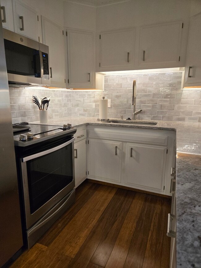 Building Photo - 31 Hamlin Ln Unit 31 Hamlin Lane Rental