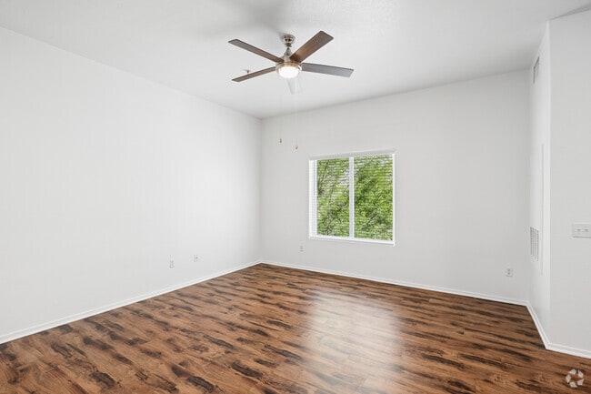 1BR, 1BA - 679SF - Living Room