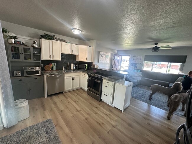 Photo - 11916 Barrett St