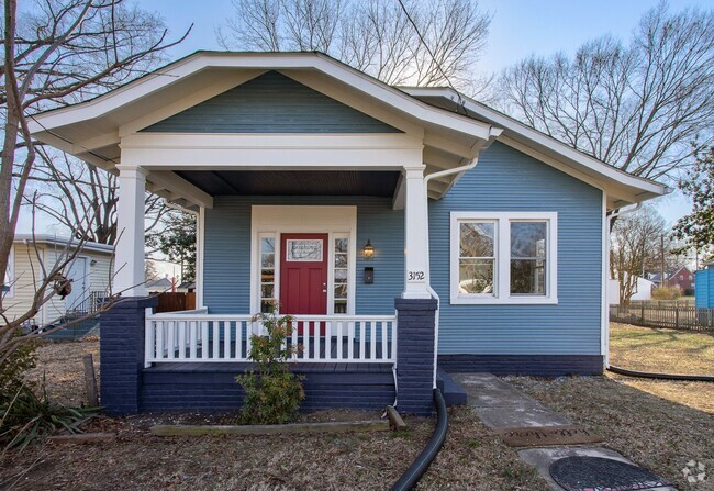 Building Photo - Charming 2-Bedroom Home with Spacious Back...