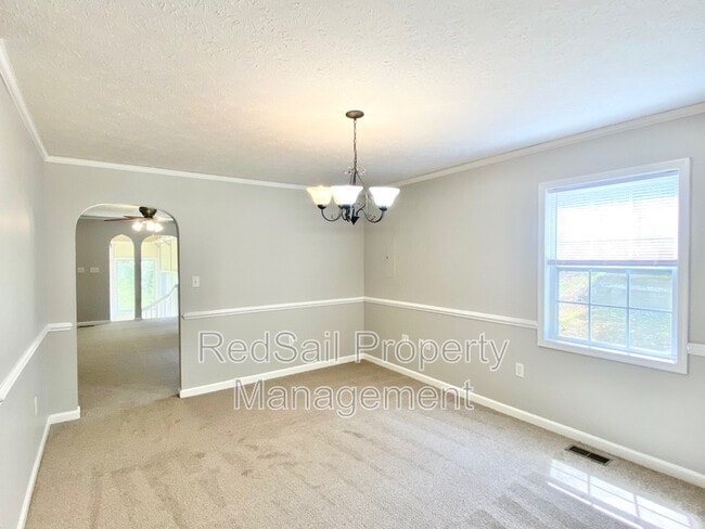 Photo - 102 Thunderbird Ln