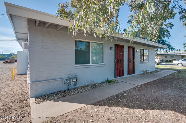 Building Photo - 1008 S Mariana St Unit Apt 3