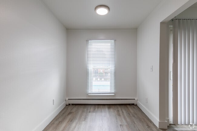 1BR, 1BA - 750SF, comedor - Kings Pointe Apartments - Warren, MI