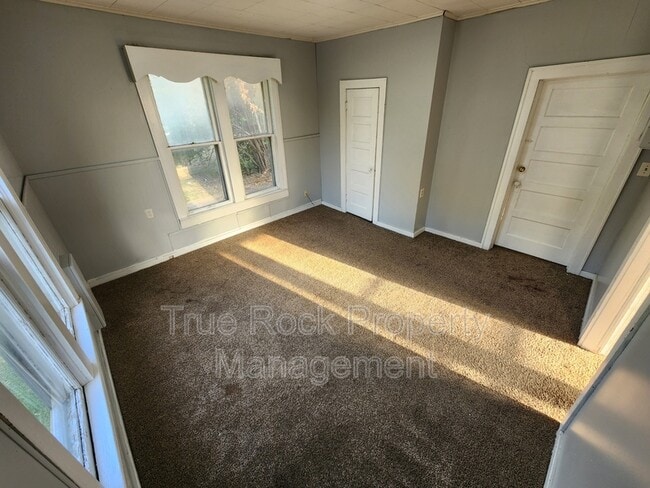 Photo - 800 W 9th St