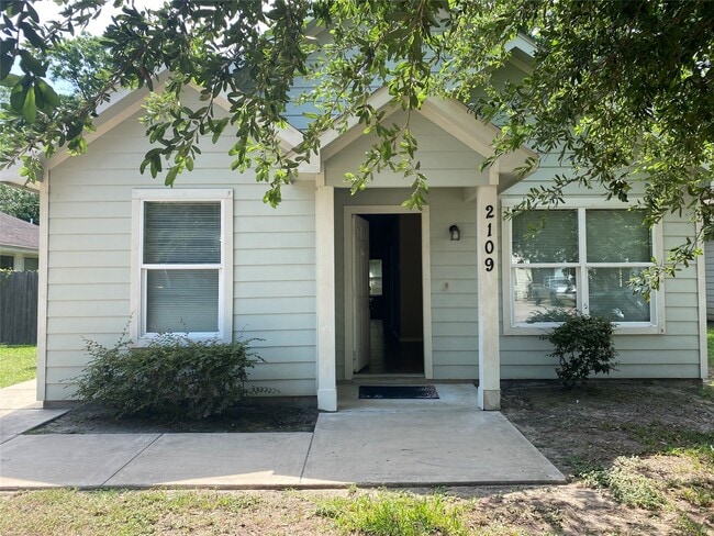 Building Photo - 2109 Davis St Rental