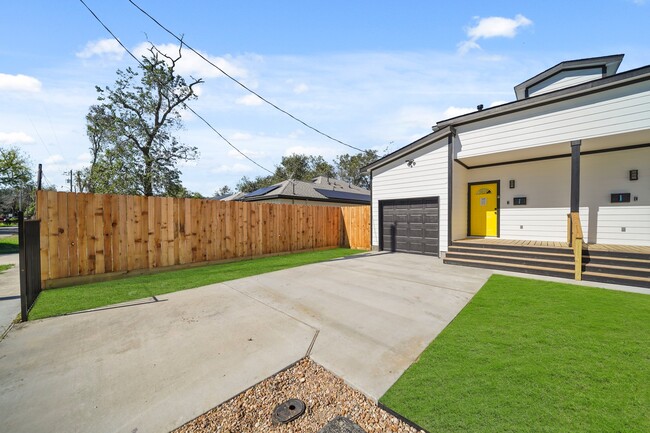 Photo - 1512 W Blum St Townhome
