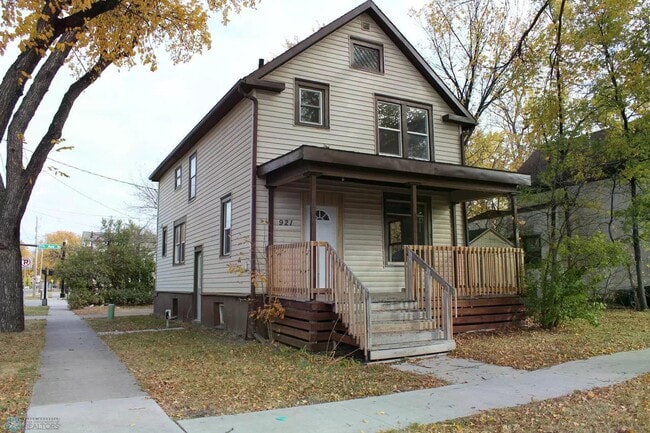 Building Photo - 921 6th Ave N