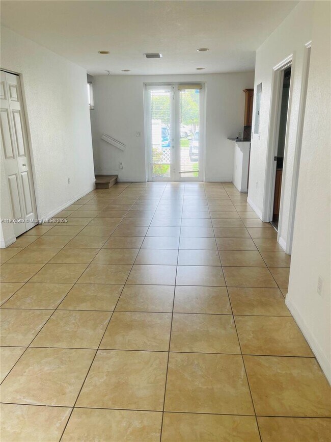Photo - 1370 W 30th St