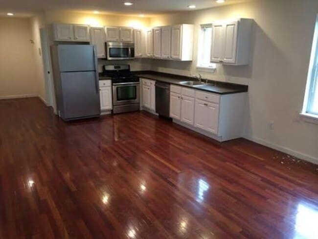 323-325 College Street, Unit 7