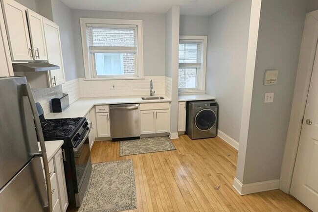 Photo - 319 Kedzie St