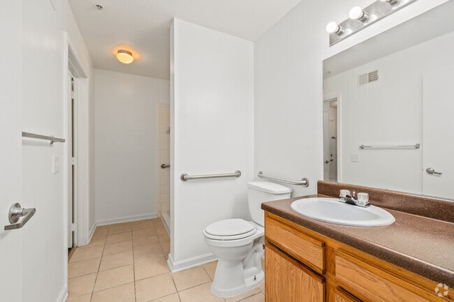 1BR, 1BA - 660SF - Bathroom