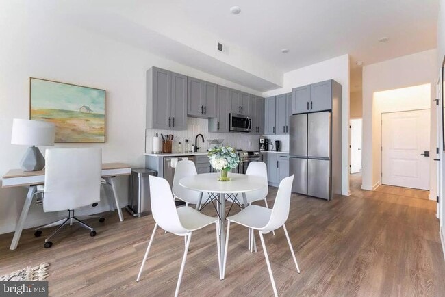 Building Photo - 521 N 41st St Unit 5