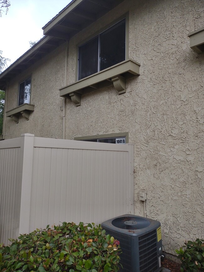 Building Photo - 1041 W Francis St Unit B