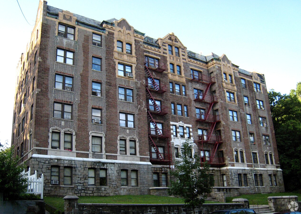 Parkway Plaza - Parkway Plaza Apartments