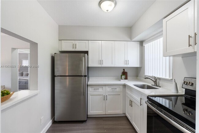 Photo - 550 NE 20th St Unidad 11