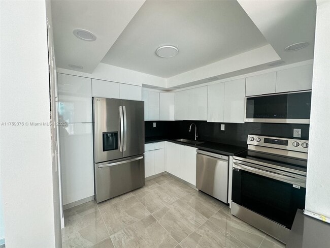 Building Photo - 16546 NE 26th Ave Unit 4j Rental