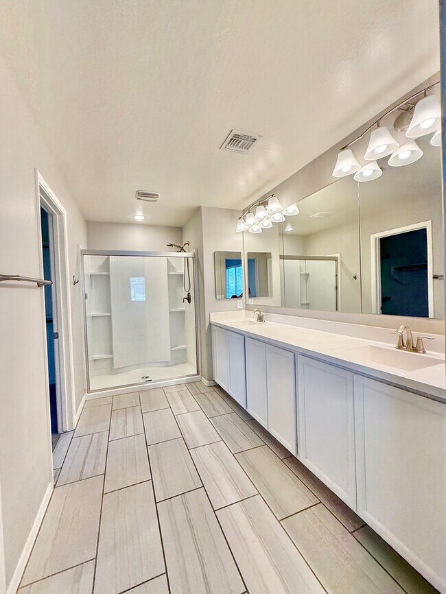 Photo - Spectacular 4-Bedroom, 2.5 Bathroom Home in Glendale!!