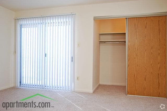 Bedroom - Oaks of Woodlawn